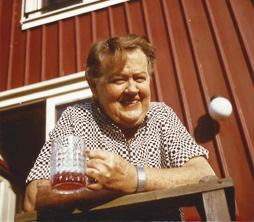 Inga-Greta Agrell på altanen med ett glas saft